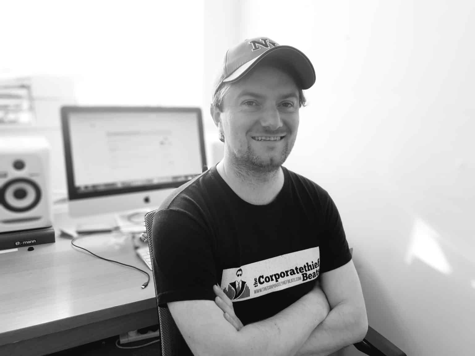 The-corporatethief-beats-Daniel-Hartnett-1536x1152-1 image of the hip hop beat maker the corporatethief beats beats sitting at his home studio.